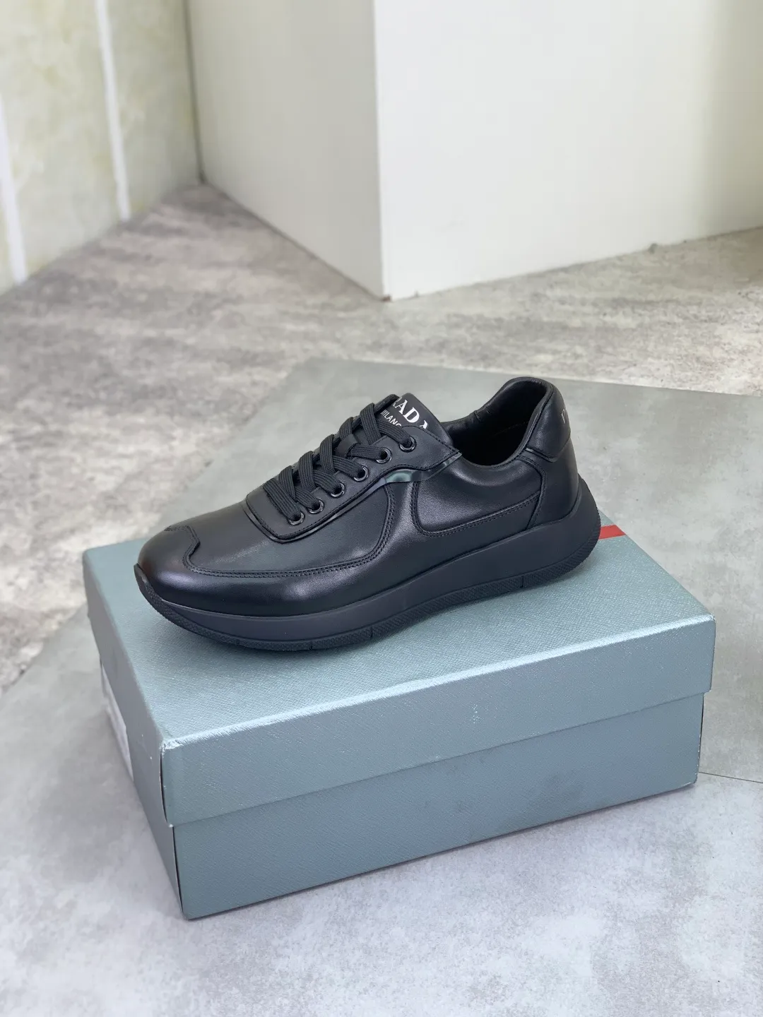 Men's men's shoes💰P600💰【New style】Top quality, classic popular models on the official website, timeless for a century,🆘 The trendy brand (Prada) mainly promotes popular models, avant-garde and versatile fashionable men's shoes, private version molding, cowhide surface splicing 1:1 oil edge processing... fashionable and simple, original imported cowhide interior cowhide feet; the atmosphere and personality are more fashionable, eye-catching and pursuing class. It will subvert old ideas and be a must-have for fashionistas who want to spend time with you! Must keep it! High-end comfort, high-end quality workmanship. Size: 38-44 4️⃣ colors available. full package